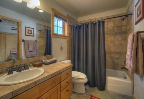 Combined shower/tub, hair dryer, towels