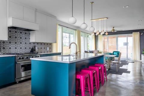 Fully Equipped Open-Concept Kitchen with Modern Design