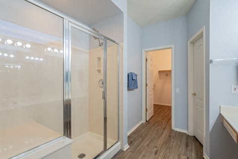 Large glassed-in shower with bench for shampoo