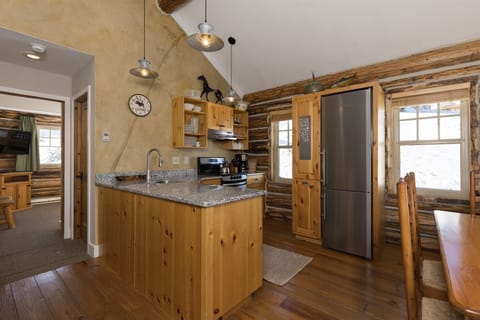 Fully loaded kitchen w/stainless appliances, perfect for all meals