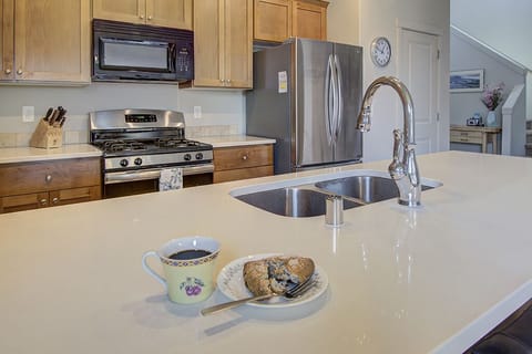 Fully equipped kitchen with gas stove!