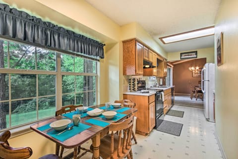 Kitchen | Breakfast Table