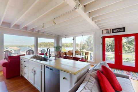 Waterfront, dog-friendly home close to Seavey Cove with deck & beach views Cottage in South Thomaston