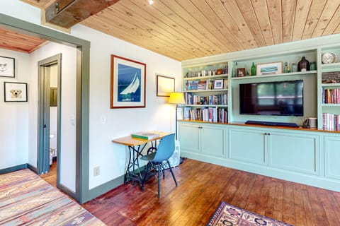 Dog-friendly, waterfront cabin with grill, deck, & W\/D - snowbirds welcome Cabane standard in Camden