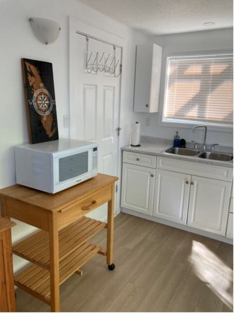 Full-size fridge, microwave, oven, coffee/tea maker