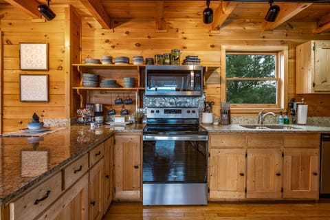 Full-size kitchen to enjoy with family.