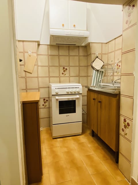 Fridge, oven, coffee/tea maker, cookware/dishes/utensils