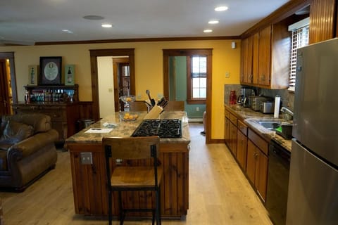 Private kitchen | Fridge, microwave, oven, stovetop