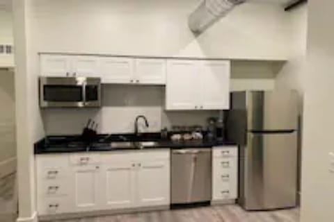 Full-size fridge, microwave, stovetop, dishwasher