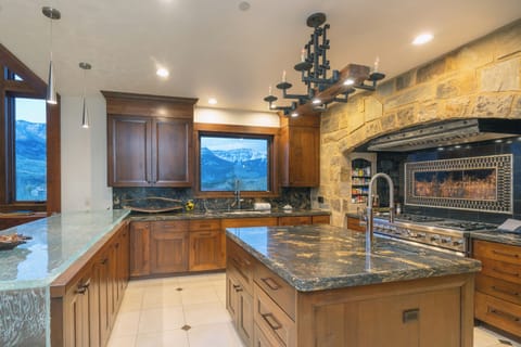 4.1-san-sophia-manor-mountain-village-kitchen2