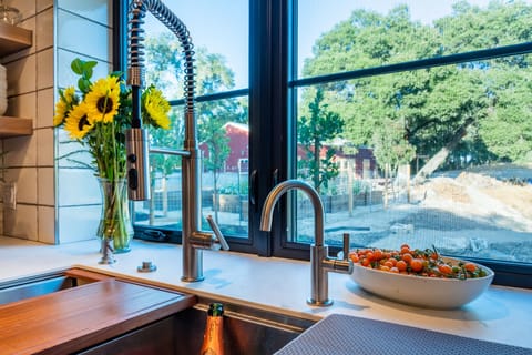 Kitchen - Cooking with a garden view