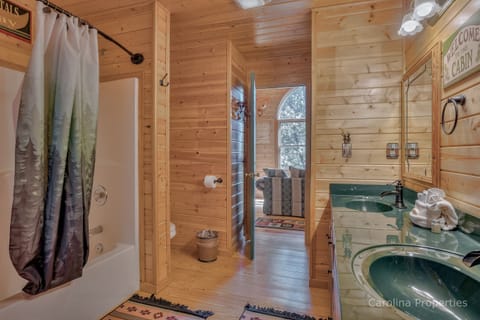 Combined shower/tub, towels