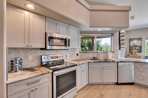 Beautiful & fully stocked chef's kitchen.