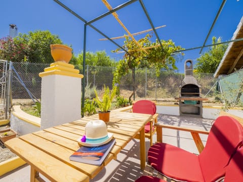Enjoy the terrace of this farm in Coín