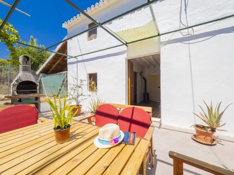 Enjoy the terrace of this farm in Coín