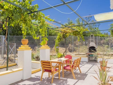 Enjoy the terrace of this farm in Coín