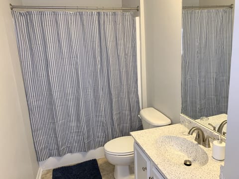 Combined shower/tub, towels