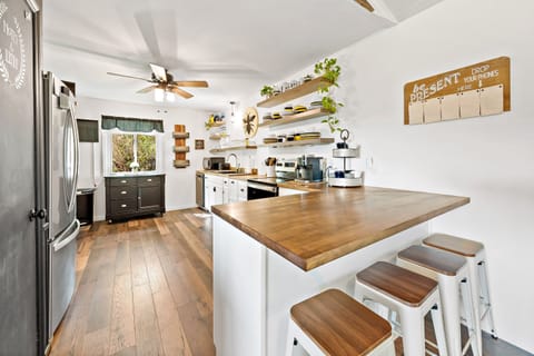 Additional seating at counter for 4