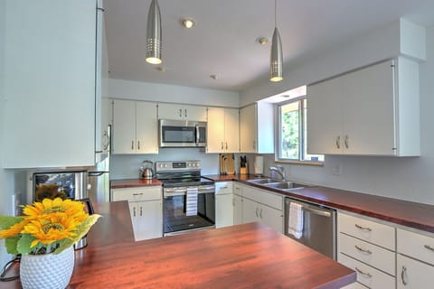 Well equipped kitchen with new appliances
