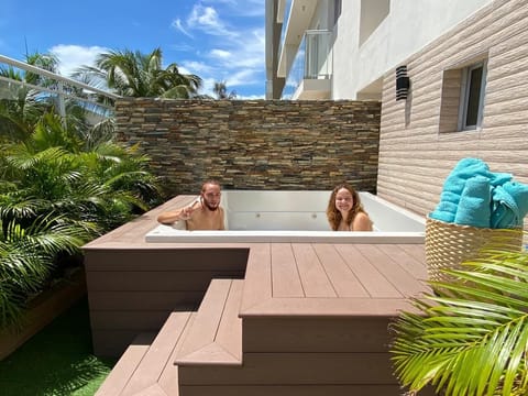 Outdoor spa tub