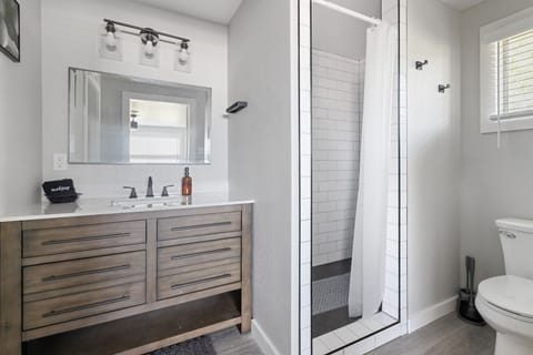 Combined shower/tub, towels