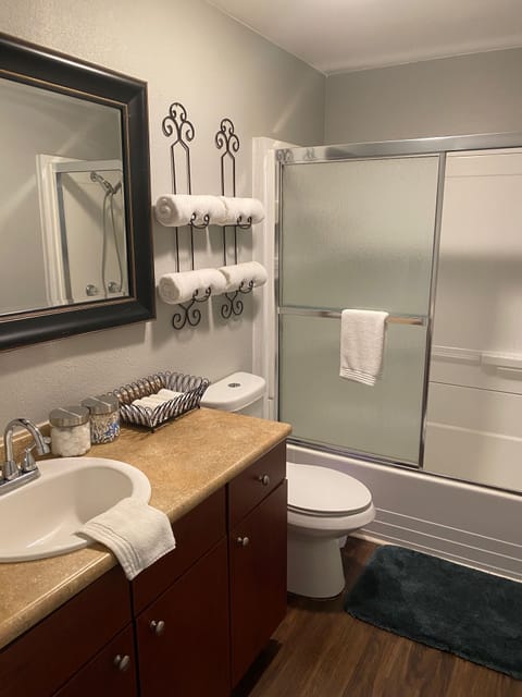 Combined shower/tub, towels, toilet paper