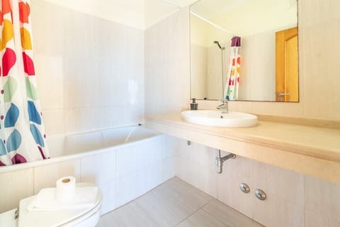 Combined shower/tub, bidet, towels