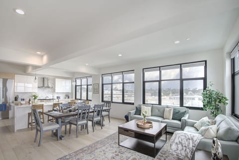 New Luxury Condo with Stunning Bay Views!