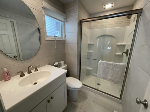 Combined shower/tub