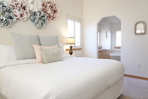 Master en suite: King bed w/ white, 100% cotton linens, jetted tub, TV, closet 