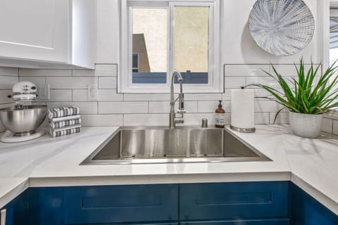 Nice big sink! This kitchen is beautiful and you will love using this space