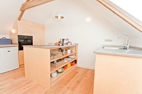 Well equipped bespoke kitchen with fridge, freezer, dishwasher, washing machine