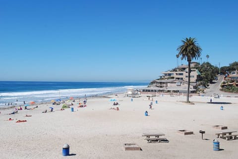 Beach nearby, sun loungers, beach towels