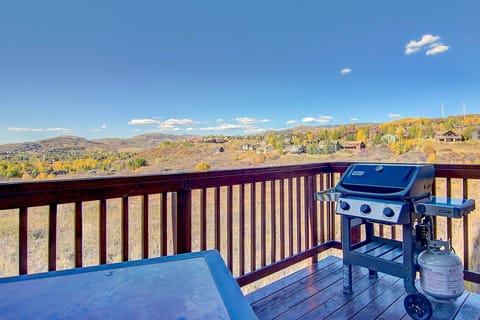 Step out onto your private deck and savor panoramic mountain vistas while enjoying a peaceful outdoor dining experience(please note the grill has been