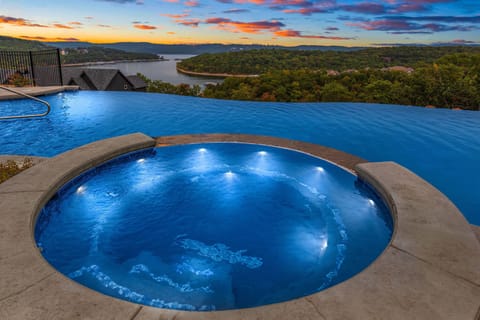 Hot tub at the infinity pool