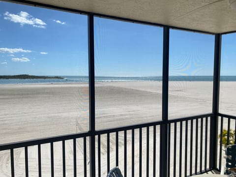 Beach nearby, sun loungers, beach towels