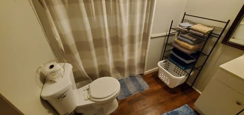 Combined shower/tub, hair dryer, towels