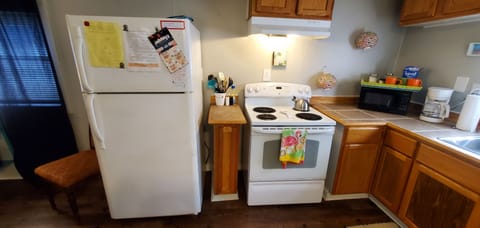 Fridge, oven, stovetop, coffee/tea maker