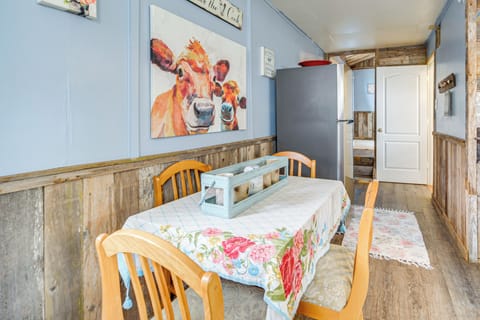 Dining Area | Dishware & Flatware Provided