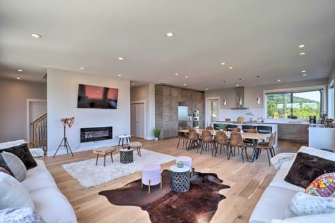 Living Area | Smart TV | Central A/C | Electric Fireplace