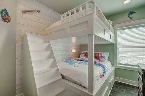 6 bedrooms, memory foam beds, WiFi, bed sheets