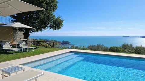 Sunumbrella. sunbeds for every Guest's group, at  the non exclusive seaview pool