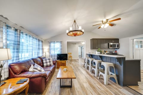 Living Room | Single-Story Home | Cable TV | Free WiFi | Central A/C & Heating