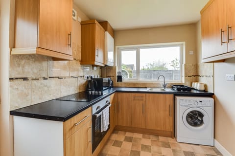 Fridge, oven, stovetop, coffee/tea maker