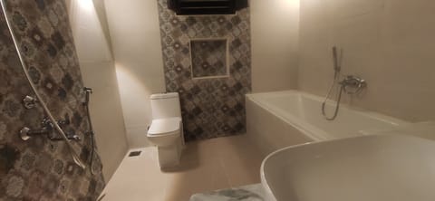 Combined shower/tub, towels