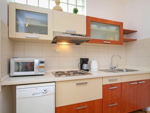 Cabinetry, Kitchen Sink, Countertop, Property, Furniture, Sink, Building, Product, Kitchen Appliance, Kitchen