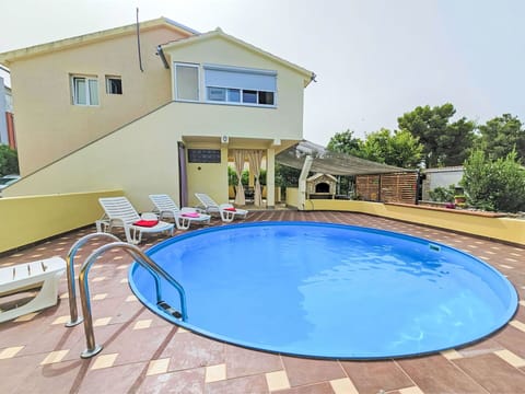 Water, Property, Swimming Pool, Sky, Building, Window, Azure, Plant, Outdoor Furniture, Shade