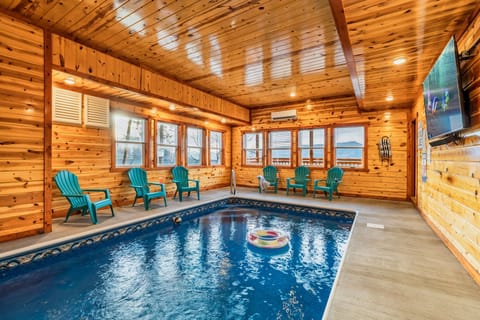 【Private Indoor Pool!】Huge 6 Bedroom cabin with heated 6000 gallon indoor pool!