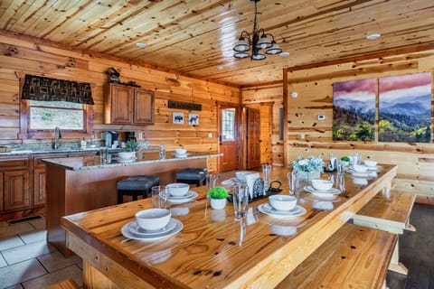 【Kitchen】Additional seating with bar stools along the kitchen island