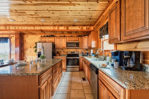 【Kitchen】New stainless steel appliances are pleasure for the chef in your group!